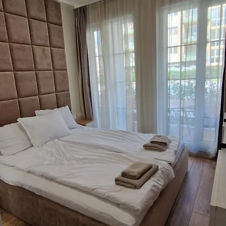 Emilia Romana Boutique - Quiet Modern Luxury Sunny Apartment