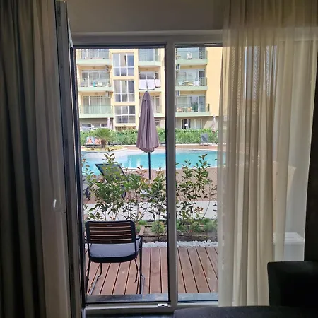 Emilia Romana Boutique - Quiet Modern Luxury Sunny Slantschew brjag